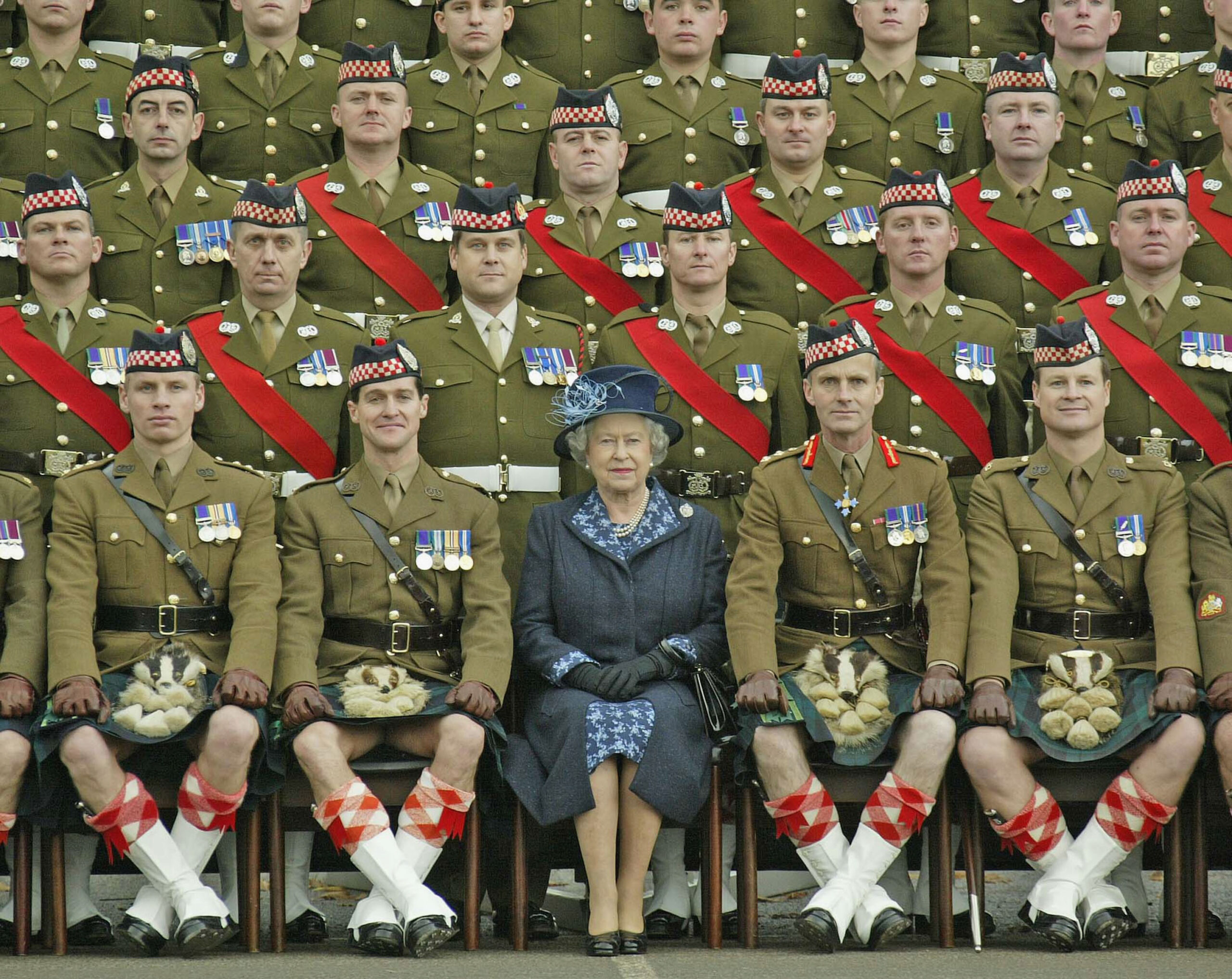 Королева Елизавета 2 в компании шотландцев в килтах