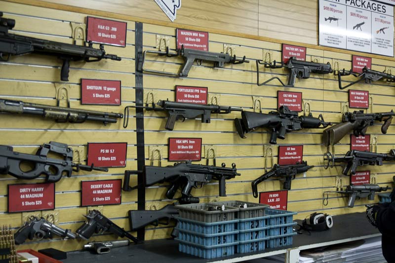 Единица оружия. Оружейный дилер. World Guns. Store. Лас Вегас все магазины оружия на улице. Gun Store реклама.