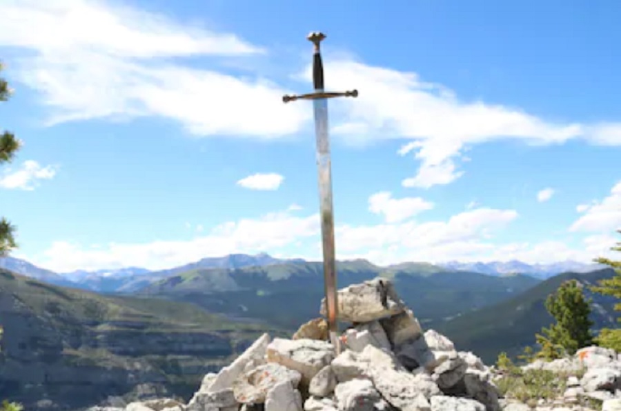 Меч хребет. Меч горы и красота. Меч в Камне в горах где находится. Stone Sword.