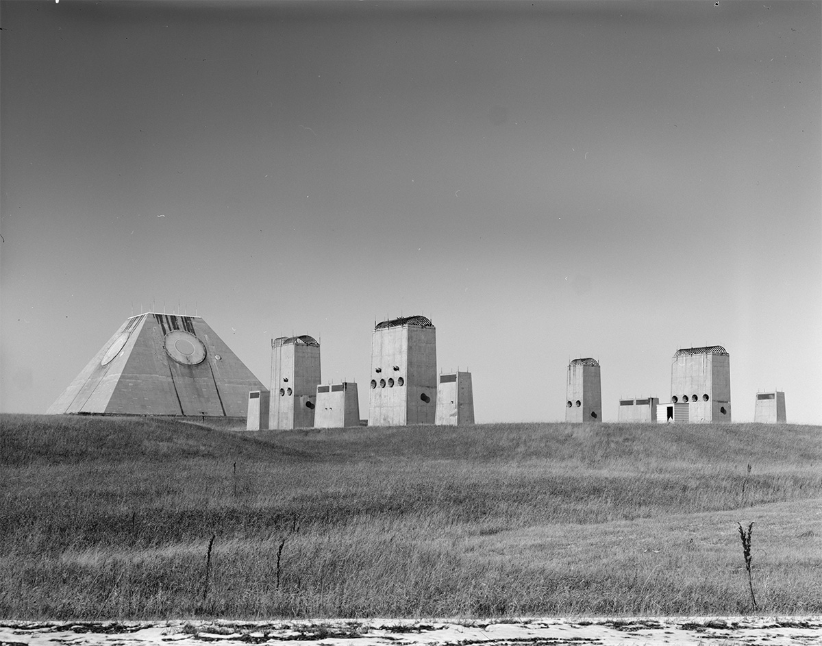 The atlas complex. Защитный комплекс Stanley r. Mickelsen safeguard Complex. Пирамида в Северной Дакоте. Комплекс Стэнли. Пирамида радар ником.